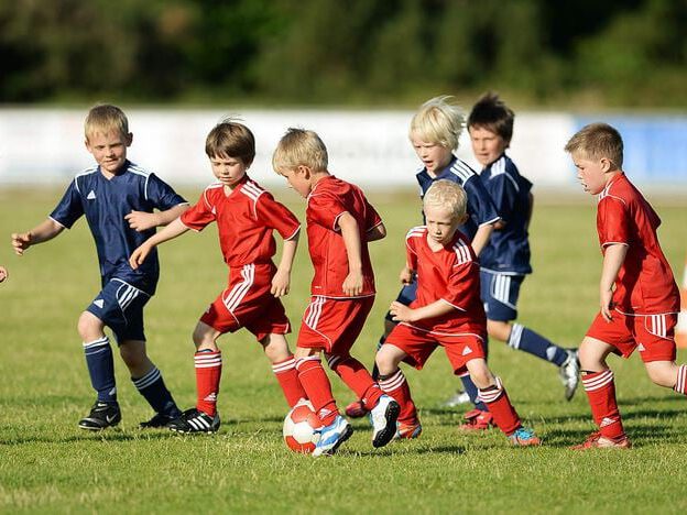 Kinder spielen Fussball