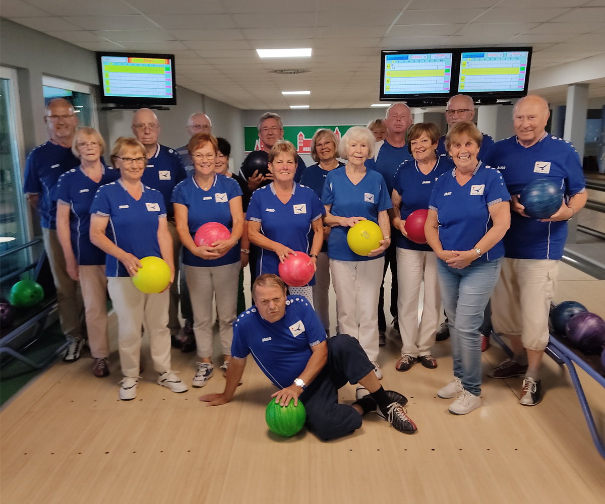 Unsere Bowler bei einem Gruppenfoto auf der Bowlingbahn