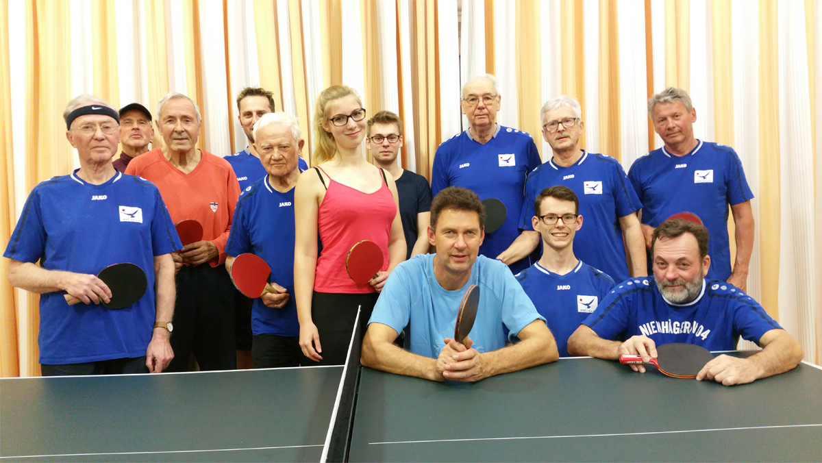 Gruppenbild unserer Tischtennisspieler hinter einer Tischtennisplatte