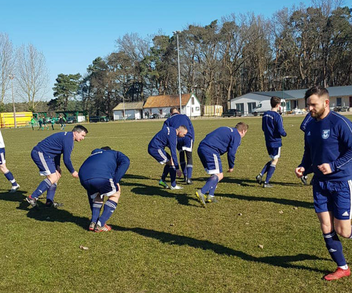 Unsere Fussballer beim aufwärmen vor dem Spiel